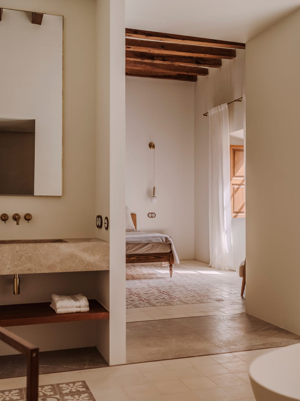 nora studio reforma antiguo casal mallorquin convertido casa piscina galería arte dialogo simbiosis entorno existente vertebran este proyecto