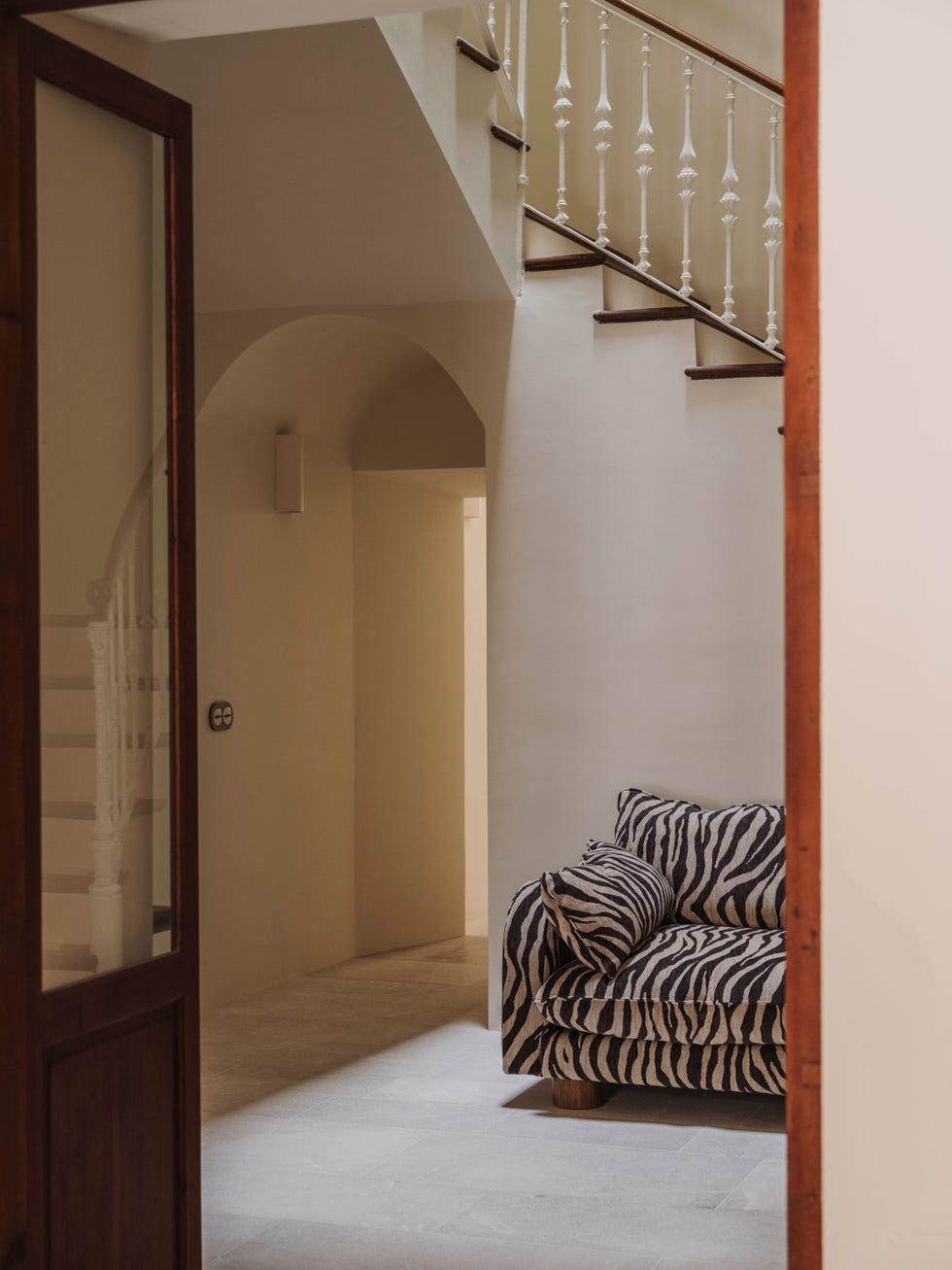 nora studio reforma antiguo casal mallorquin convertido casa piscina galería arte dialogo simbiosis entorno existente vertebran este proyecto