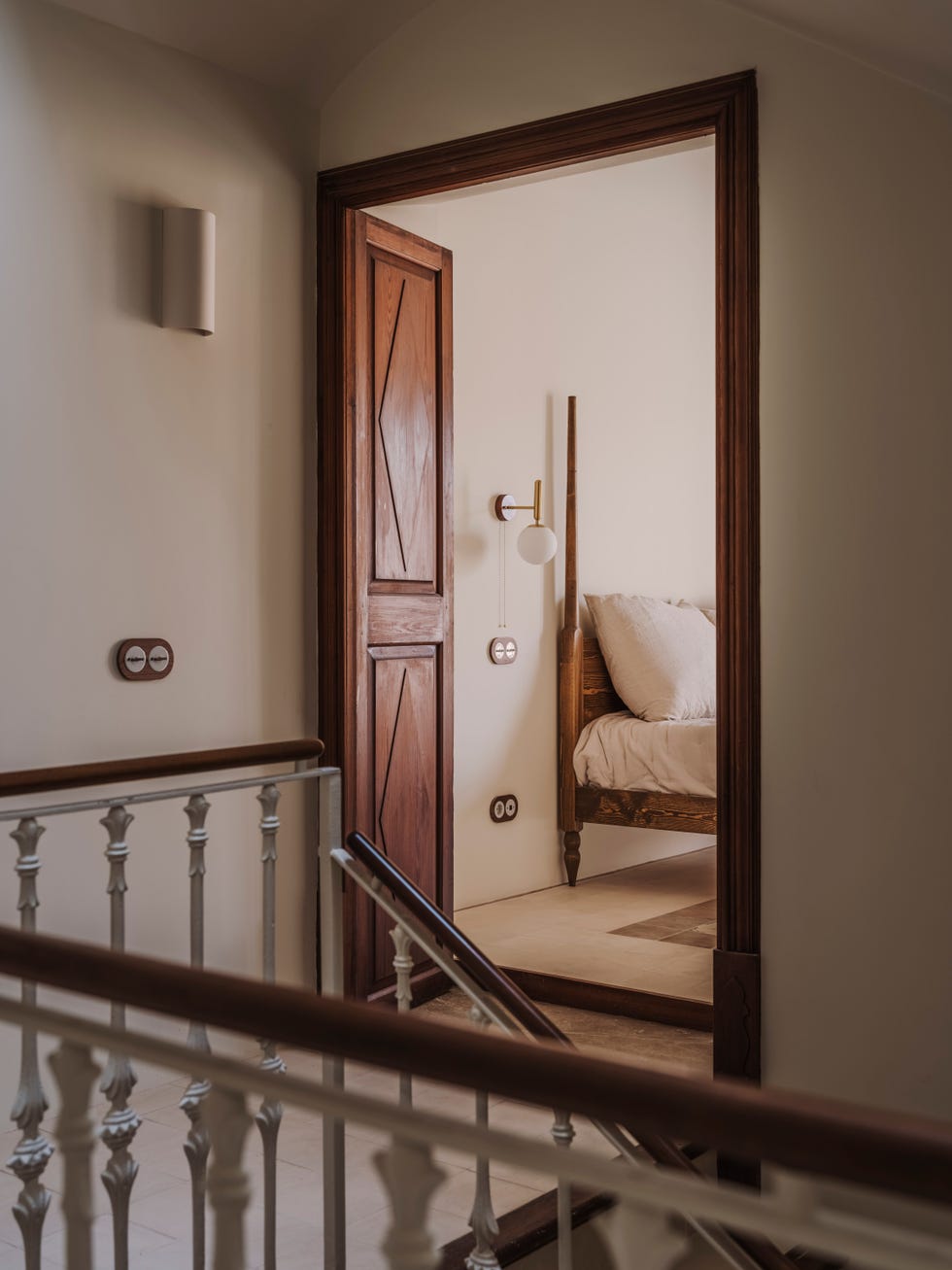 nora studio reforma antiguo casal mallorquin convertido casa piscina galería arte dialogo simbiosis entorno existente vertebran este proyecto