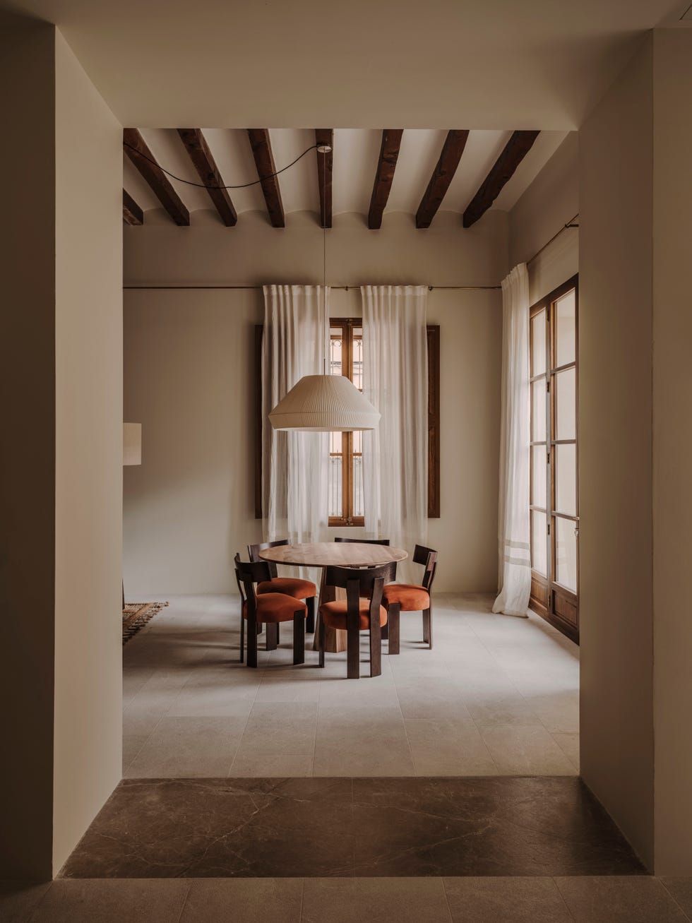 nora studio reforma antiguo casal mallorquin convertido casa piscina galería arte dialogo simbiosis entorno existente vertebran este proyecto