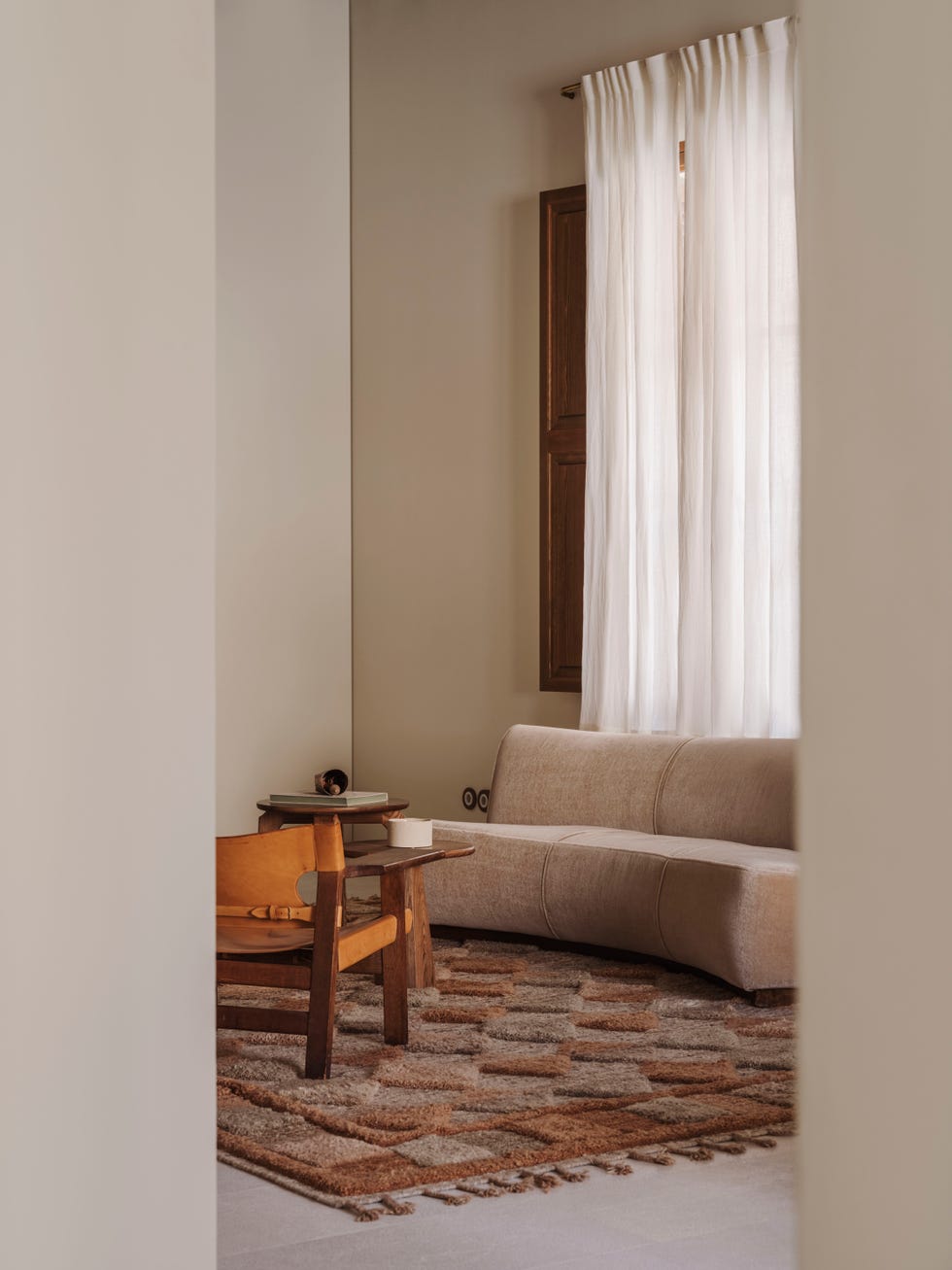 nora studio reforma antiguo casal mallorquin convertido casa piscina galería arte dialogo simbiosis entorno existente vertebran este proyecto