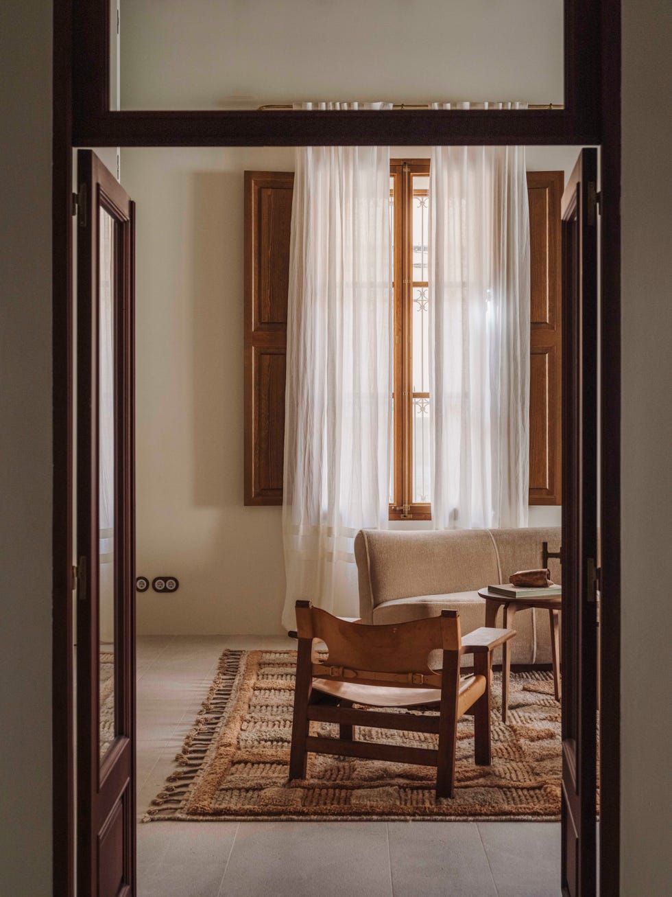 nora studio reforma antiguo casal mallorquin convertido casa piscina galería arte dialogo simbiosis entorno existente vertebran este proyecto