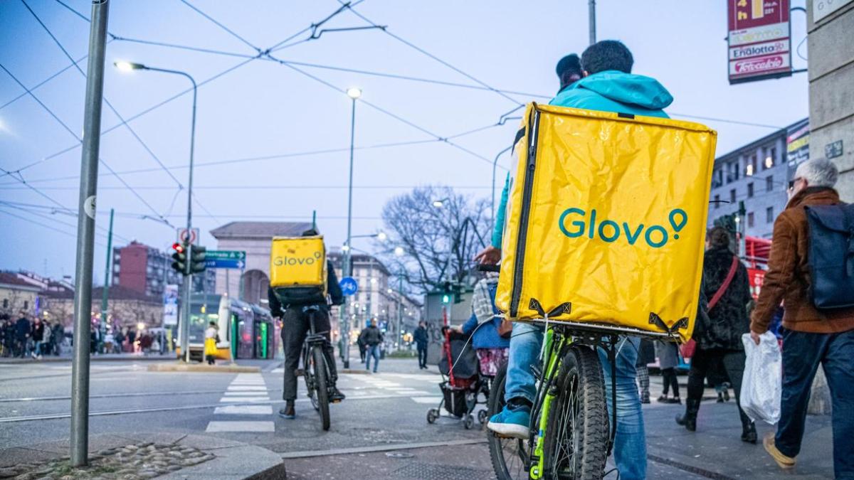 Inchiesta Glovo a Milano, i racconti dei fattorini: «Se mi rubano la bici devo pagare io». «Mi geolocalizzano e telefonano se vedono che sono fermo»
