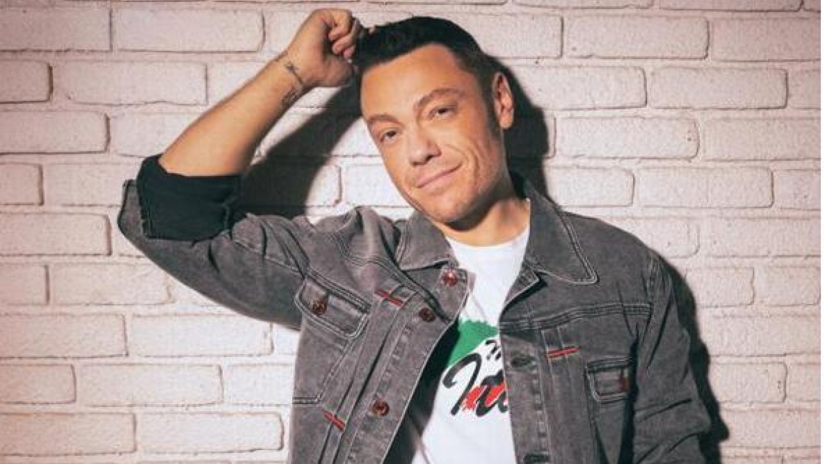 Tiziano Ferro compie 46 anni: corista per i Sottotono, mai in gara a Sanremo, il matrimonio (finito) con Victor Allen, 7 segreti