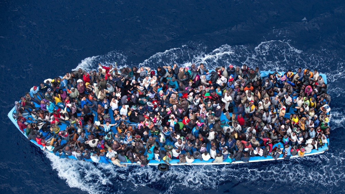 Migranti, approvato il disegno di legge: blocco navale, multe e uso dei telefoni limitato per chi sta nei Centri