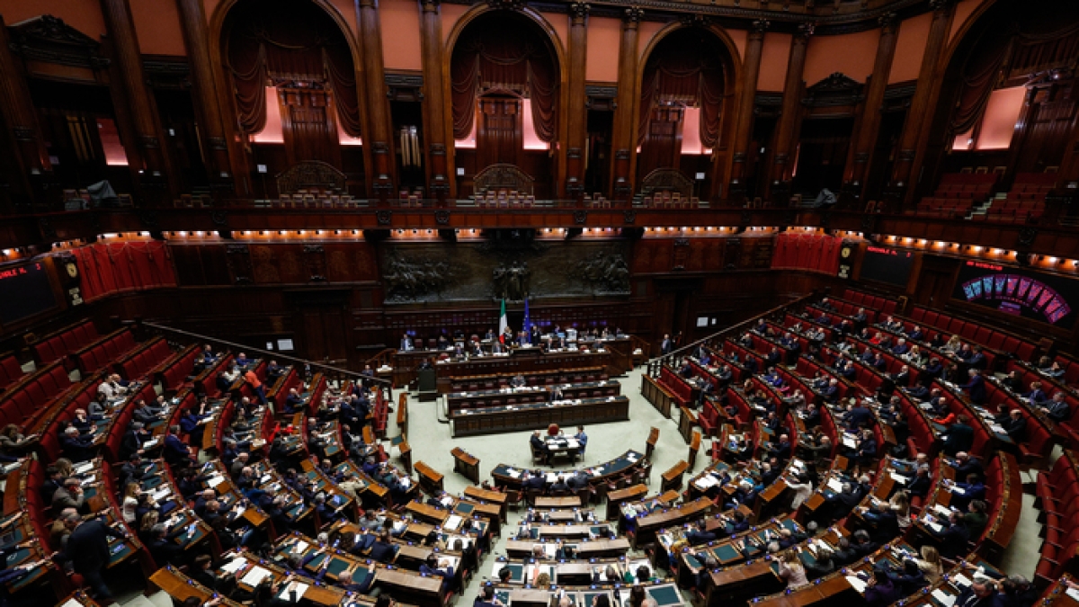 Milleproroghe, passa la fiducia: rinvio della tassa sui pacchi, verso la riduzione dei compensi ai Caf