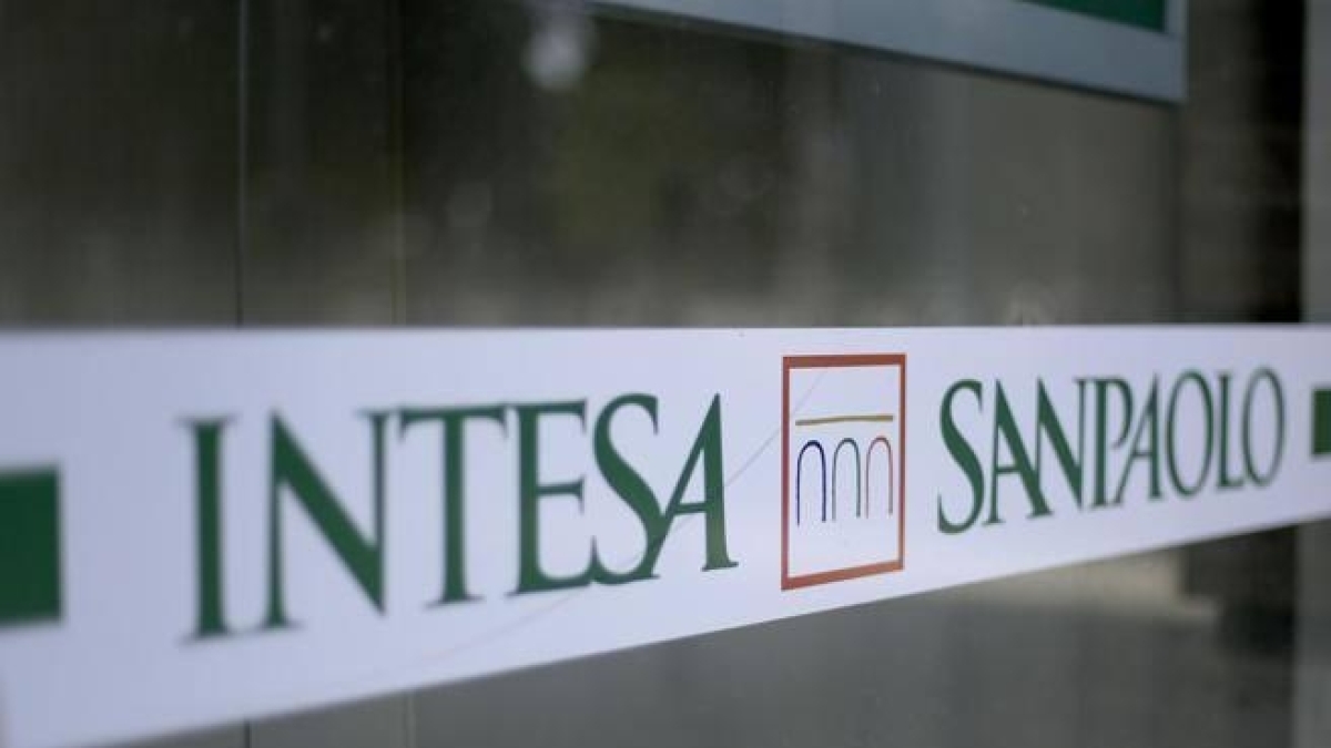 Intesa Sanpaolo vara il nuovo piano: 50 miliardi ai soci al 2029. Messina: «Bene il governo sul debito»