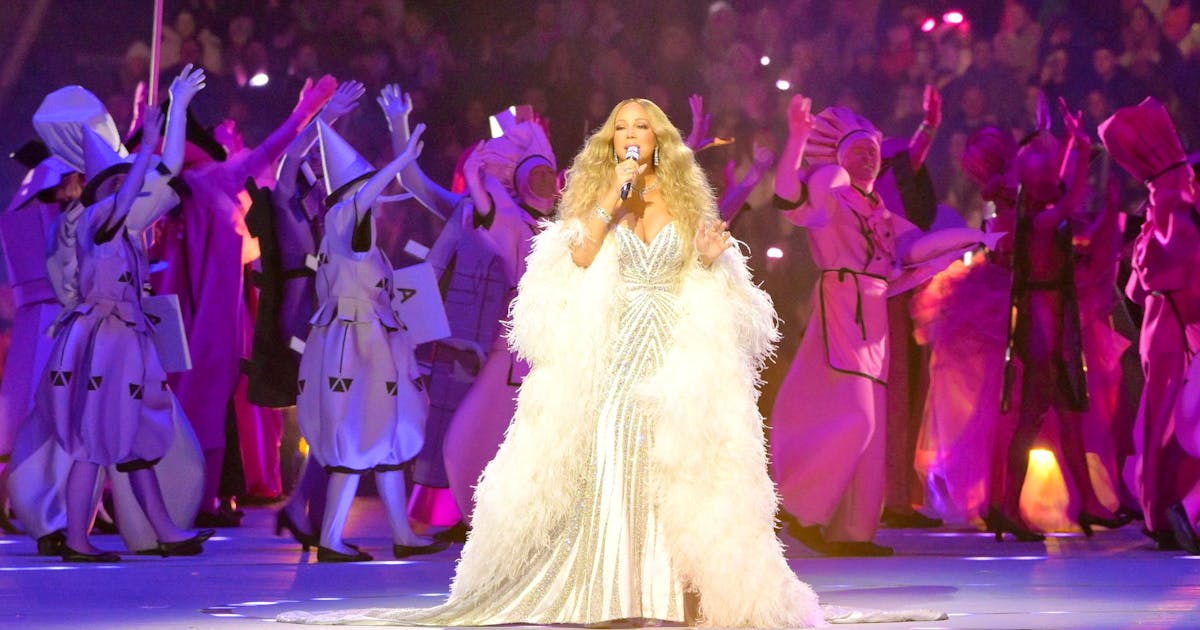 Mariah Carey incanta con un brano in italiano, ma sul web impazzano i video del testo sul gobbo