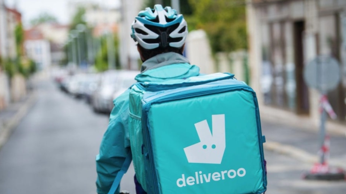 Milano, controllo giudiziario per Deliveroo. Il pm: «Sfrutta i rider con l’algoritmo come Glovo. Queste retribuzioni non garantiscono un'esistenza dignitosa»