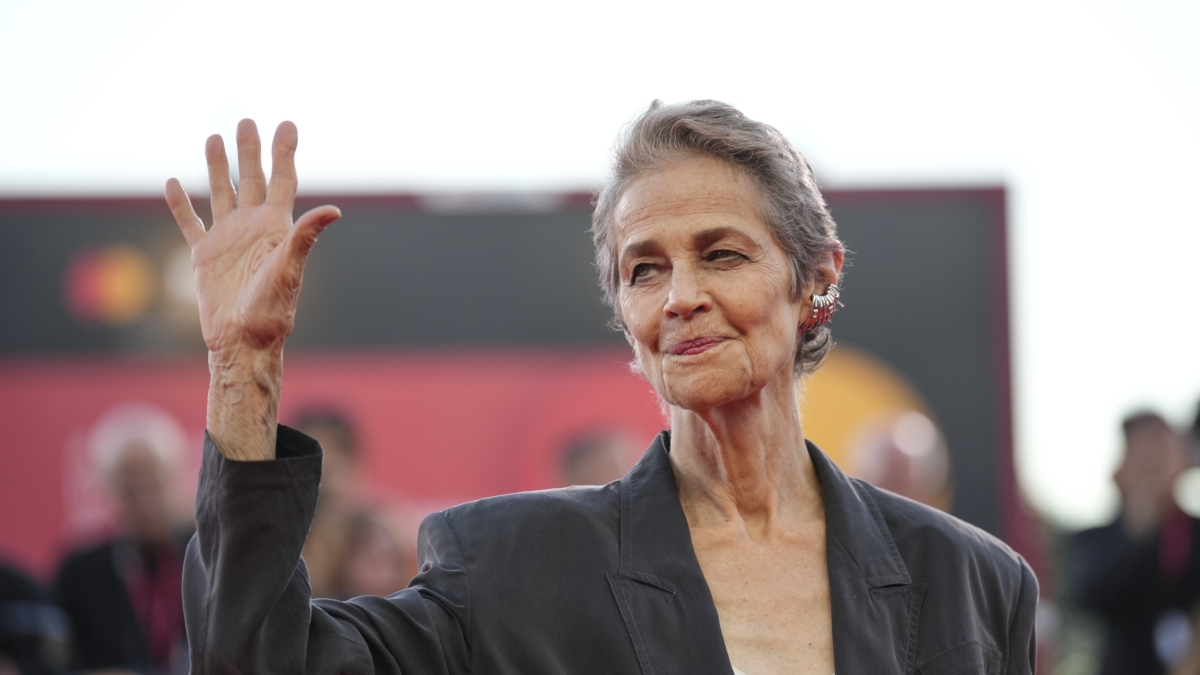 Charlotte Rampling: il padre ex atleta e la madre pittrice, la tragica scomparsa della sorella, gli amori, 7 segreti