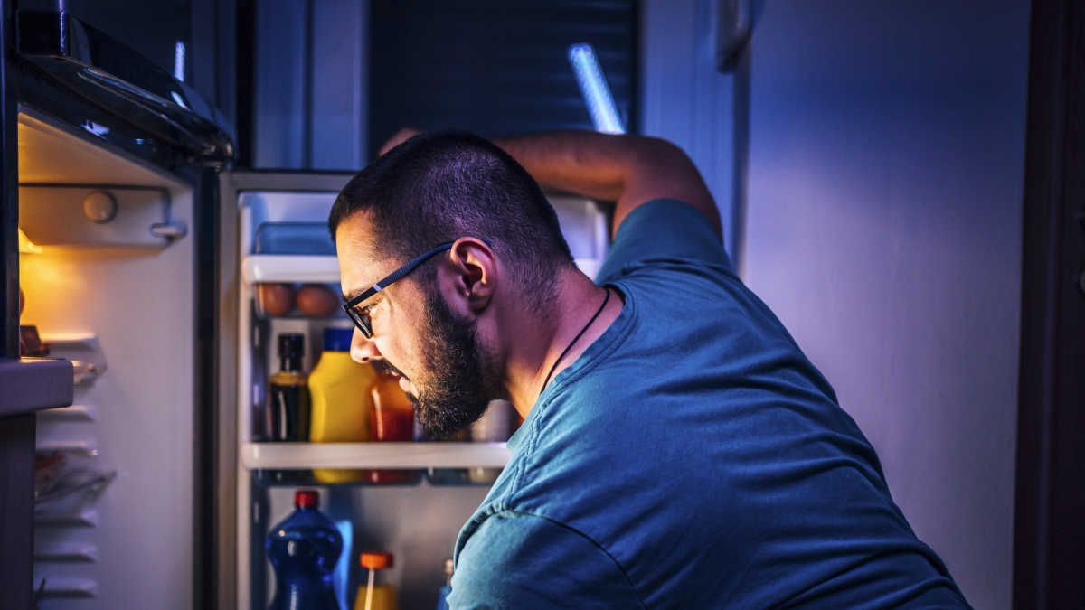Se faticate a dormire potrebbe essere colpa della cena. Cosa e quando mangiare per migliorare la qualità del sonno