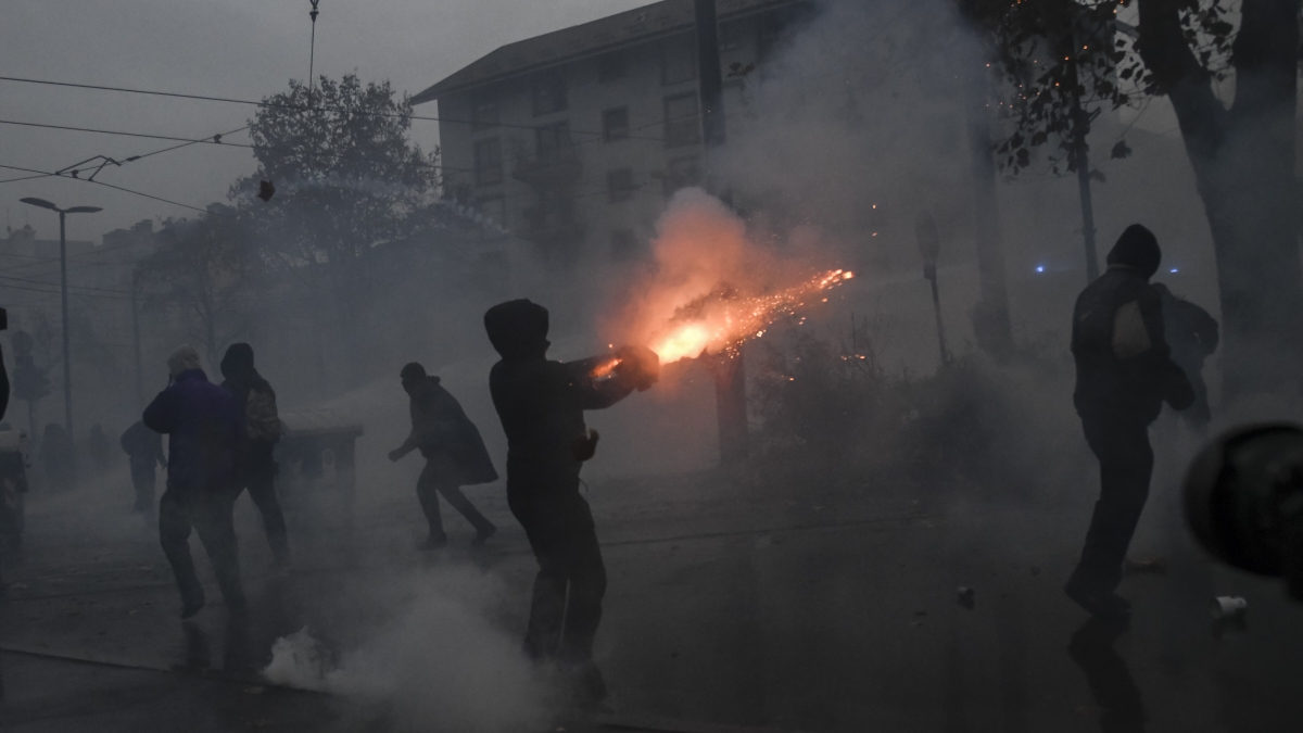 Decreto sicurezza, ecco la bozza: fermo preventivo di 12 ore, scudo penale e stretta sulle armi da taglio ai minorenni