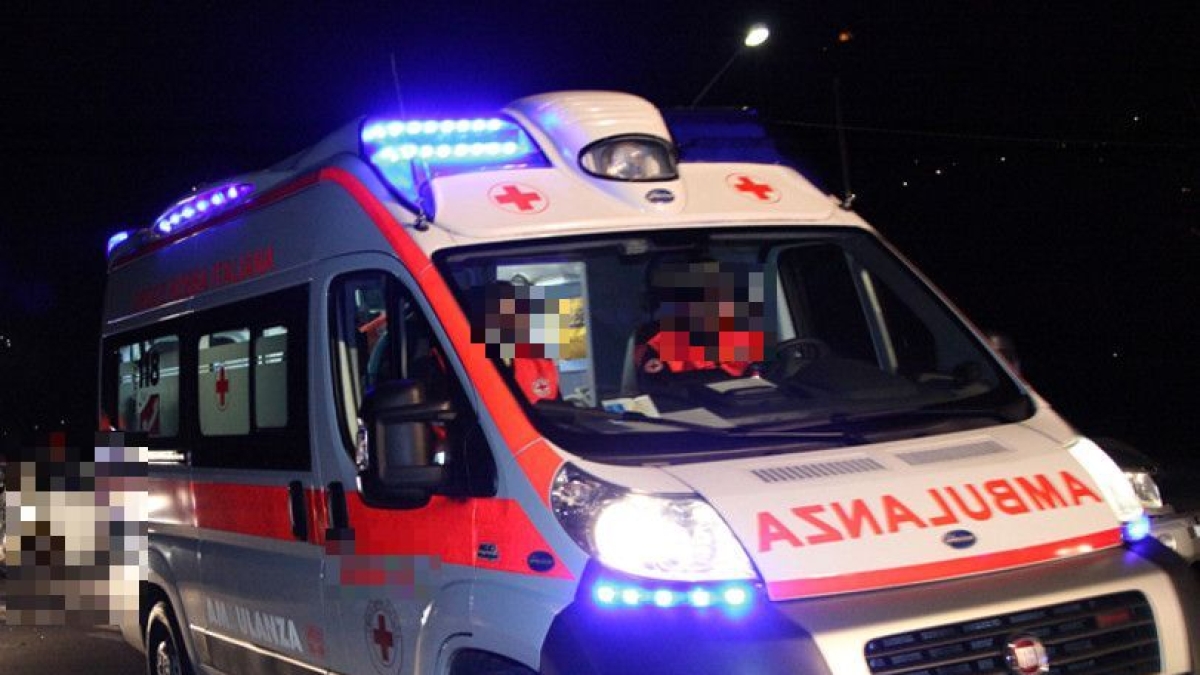 Roma, incidente al Tiburtino: 18enne investito e ucciso mentre attraversa la strada. L'uomo alla guida dell'auto si è fermato a soccorrerlo