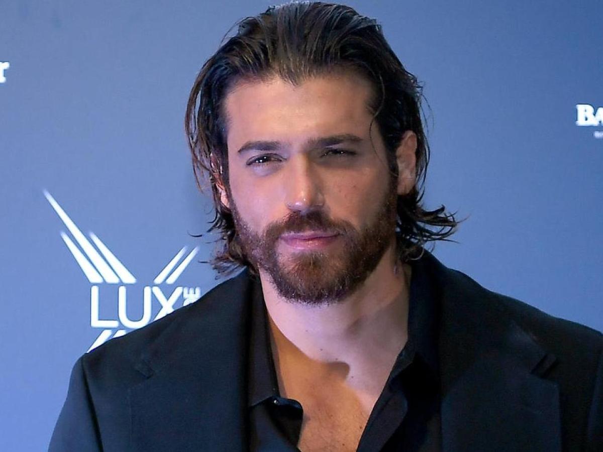 Can Yaman sarà co-conduttore di Sanremo: l'annuncio di Carlo Conti