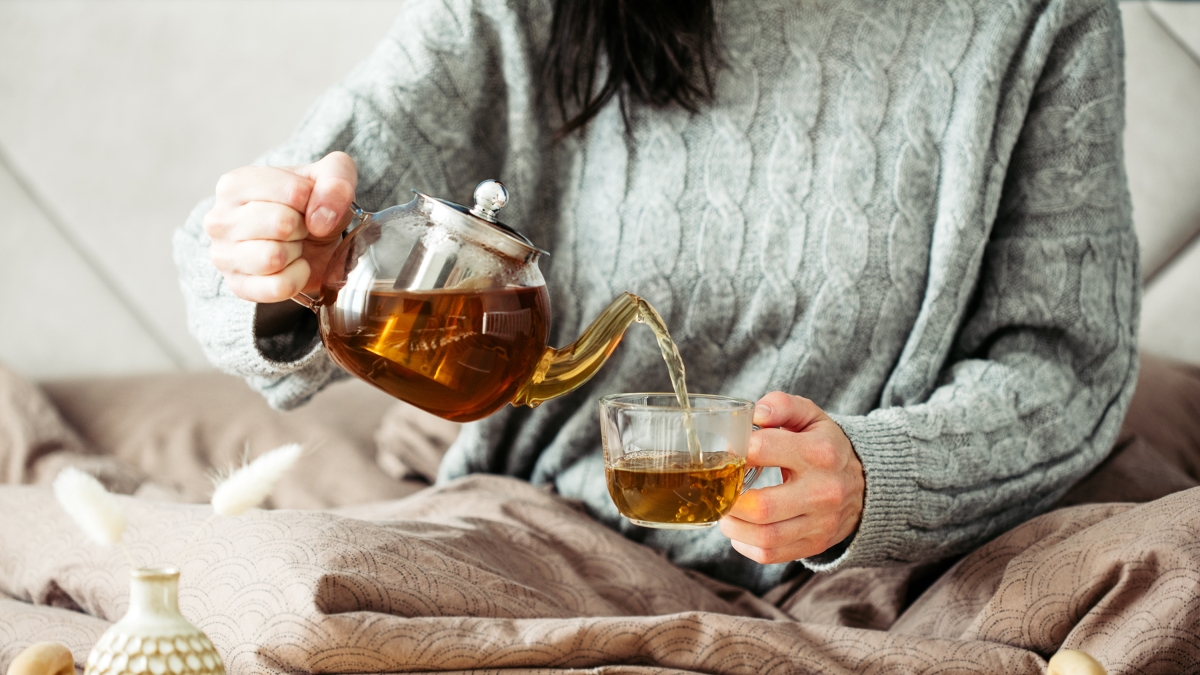 Infusi, decotti e tisane: tre preparazioni da provare contro tosse e raffreddore (ma bisogna saperle fare)