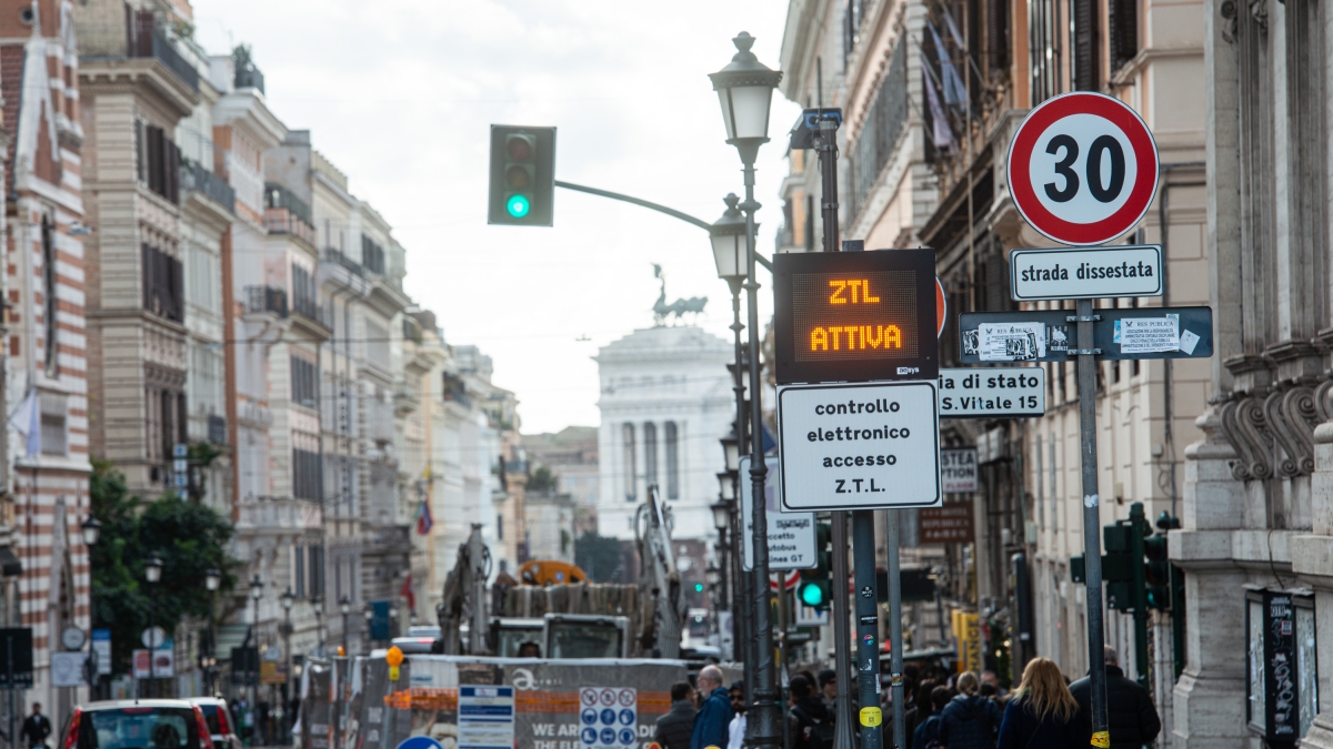 Ztl chiusa anche alle auto elettriche: mille euro per circolare in centro a Roma. E strisce blu a pagamento per i veicoli «mild hybrid»