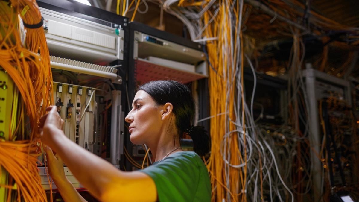 Mancano elettricisti e idraulici: la «guerra» per accaparrarsi gli artigiani per costruire data center