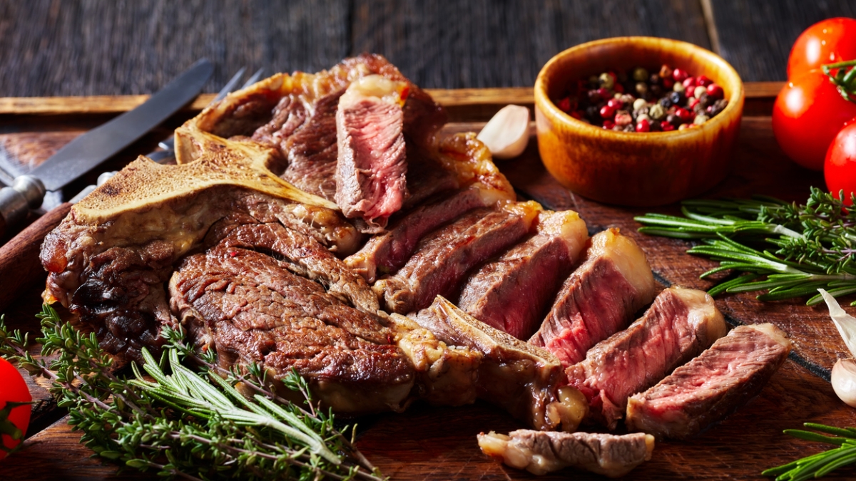Bistecca al chilo al ristorante, l'esperto: «Pratica lecita, ma i clienti hanno dei diritti». Come evitare brutte sorprese al momento del conto