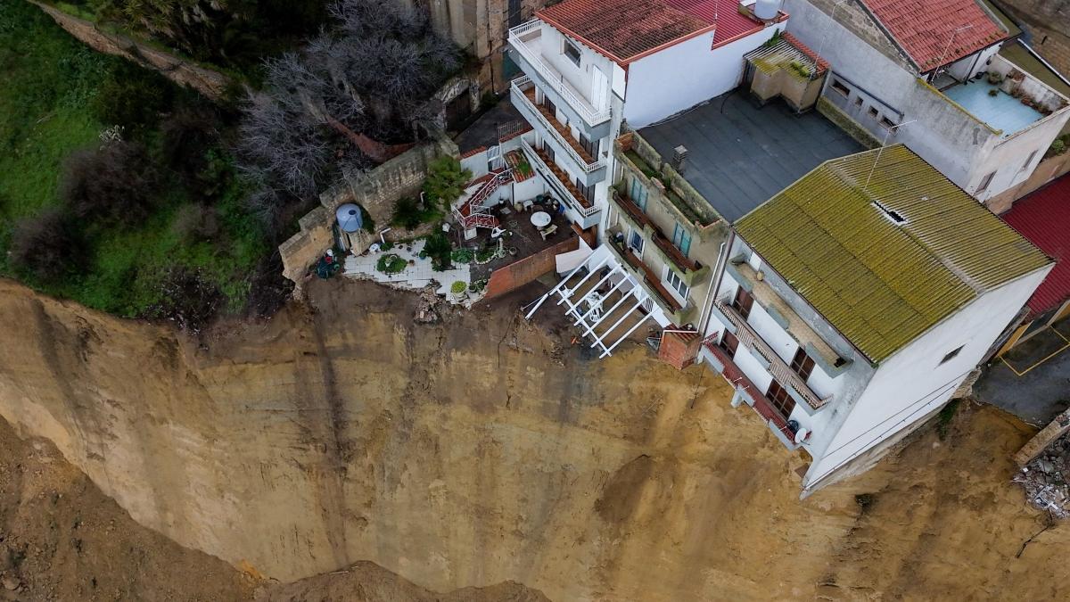 Niscemi, parla il proprietario della casa crollata nel precipizio: «Mezzo secolo di vita in frantumi. Abuso edilizio? Macché»