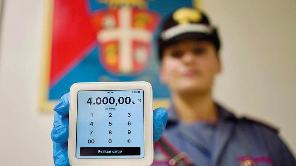 Borseggiatori 2.0 a Napoli, un Pos nascosto in tasca per rubare soldi dal conto corrente sfiorando i bancomat che la gente ha in tasca