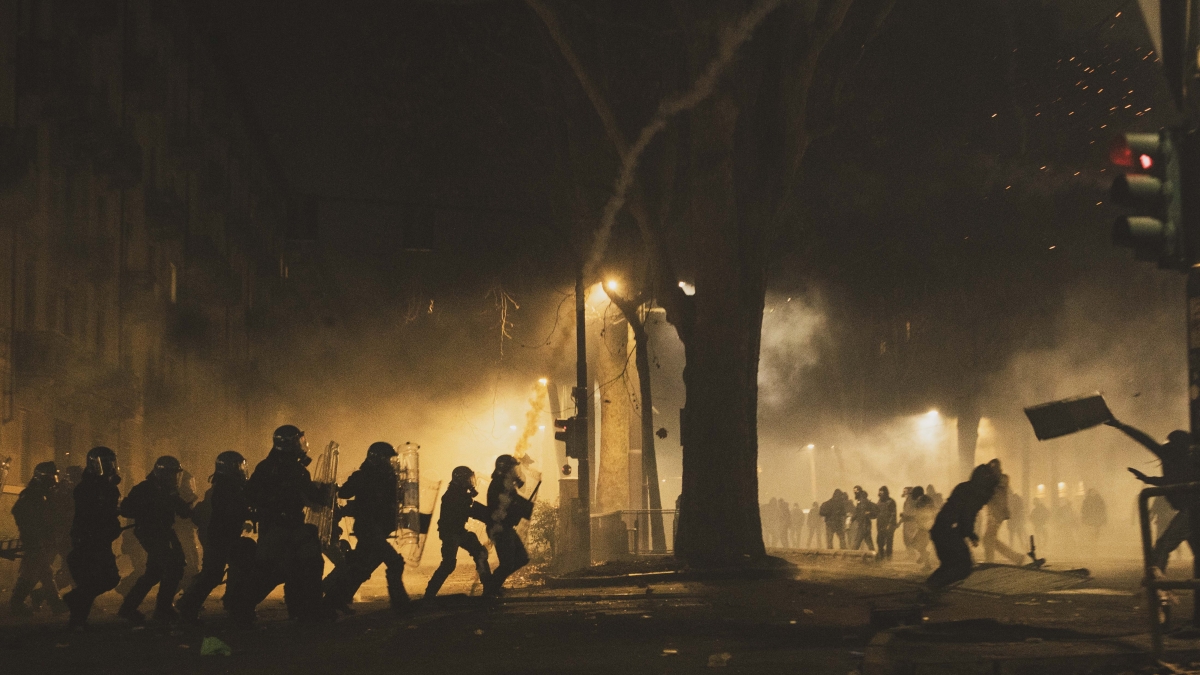 Scontri a Torino, la vicinanza di Mattarella. La premier Meloni: «No a sconti, colpito lo Stato»