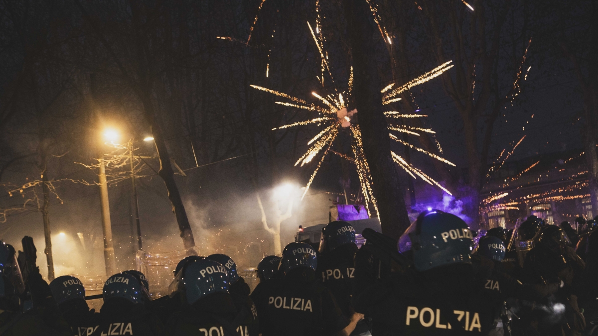 Torino, scontri al corteo per Askatasuna: le vetrine distrutte, la camionetta in fiamme e l'agente aggredito a martellate. Cosa è successo
