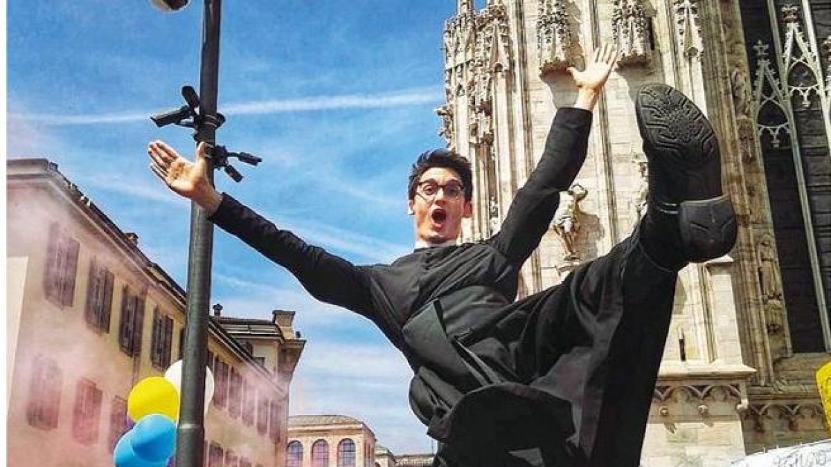 Alberto Ravagnani, il prete social lascia il ministero sacerdotale. La Diocesi di Milano: «Sofferenza diventi occasione di preghiera»