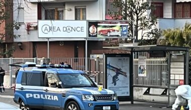 Milano, sparatoria tra polizia e rapinatore a Rogoredo: l'uomo è gravissimo. «Aveva esploso tre colpi contro la volante che tentava di bloccarlo»