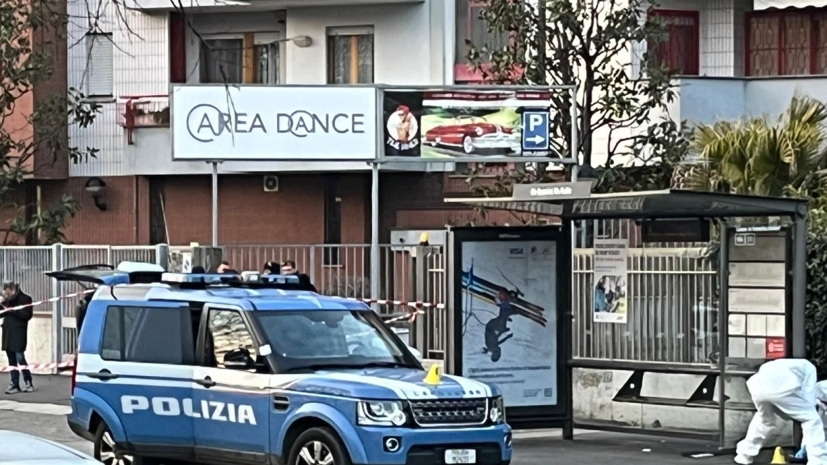 Milano, sparatoria tra polizia e rapinatore a Rogoredo: l'uomo è gravissimo. «Aveva esploso tre colpi contro la volante che tentava di bloccarlo»