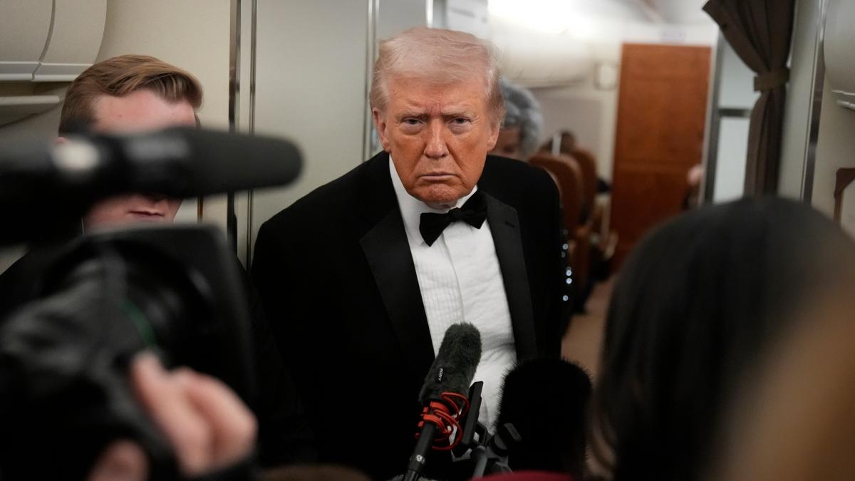 Trump scatenato alla cena bipartisan: «Non sfotterò il capo della Corte suprema, devo baciargli il c...»