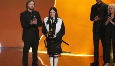 Ai Grammy è «Wildflower» di Billie Eilish canzone dell'anno. Messaggio politico con la spilletta «Ice Out»