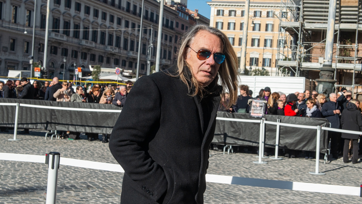 Valentino e il caso del finto pronipote Oscar Garavani, la famiglia: «Nessuna parentela, si è inventato un fratello che non è mai esistito»