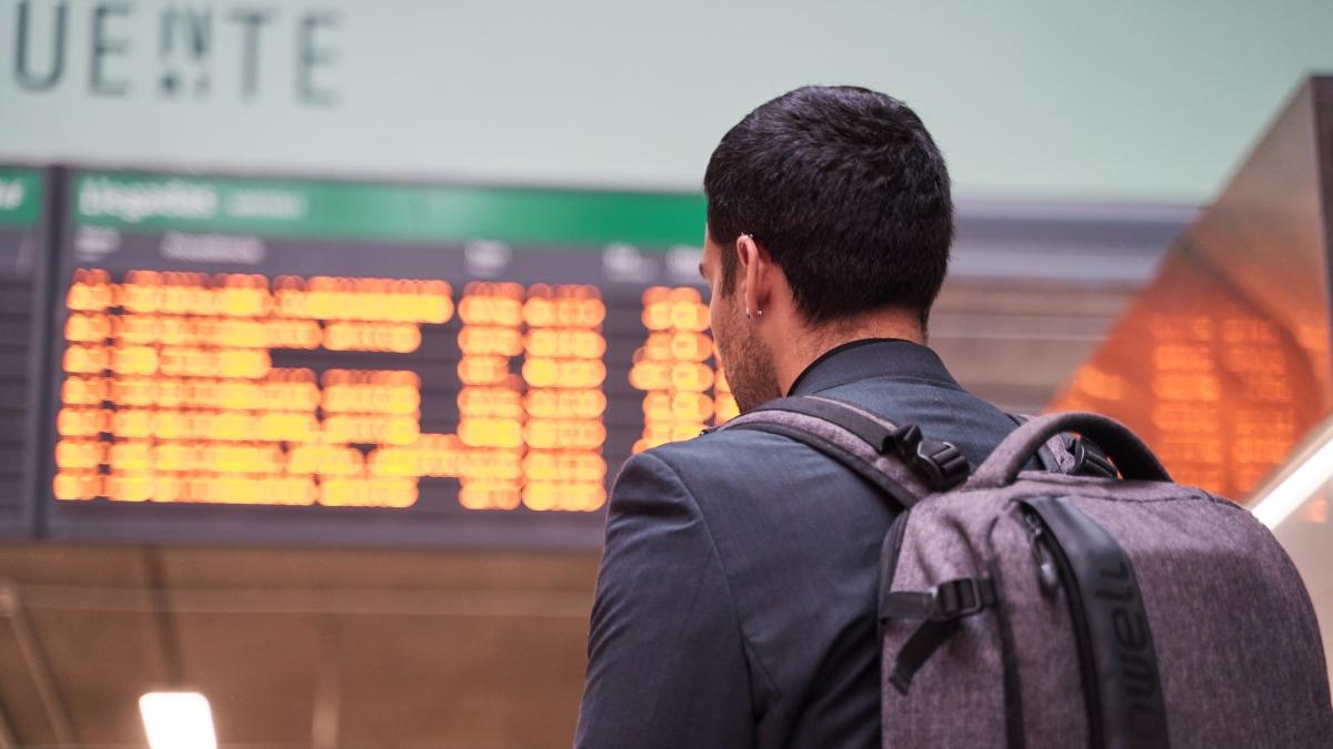 Trasferte di lavoro, cambiano le regole per i rimborsi: viaggi, auto, cene e pagamenti elettronici, le novità