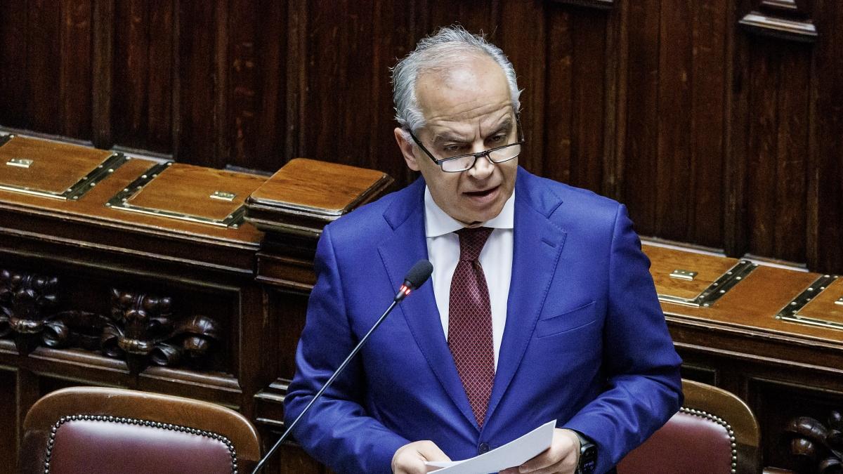Scontri di Torino e sicurezza, Piantedosi al Senato: «Il fermo preventivo serve. Contro il governo indegne insinuazioni». Mattarella vede Mantovano al Quirinale