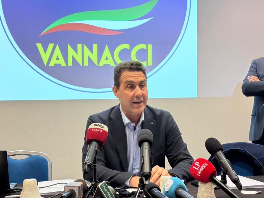 Vannacci a Modena: «È Salvini il traditore, la mia destra è vera»
