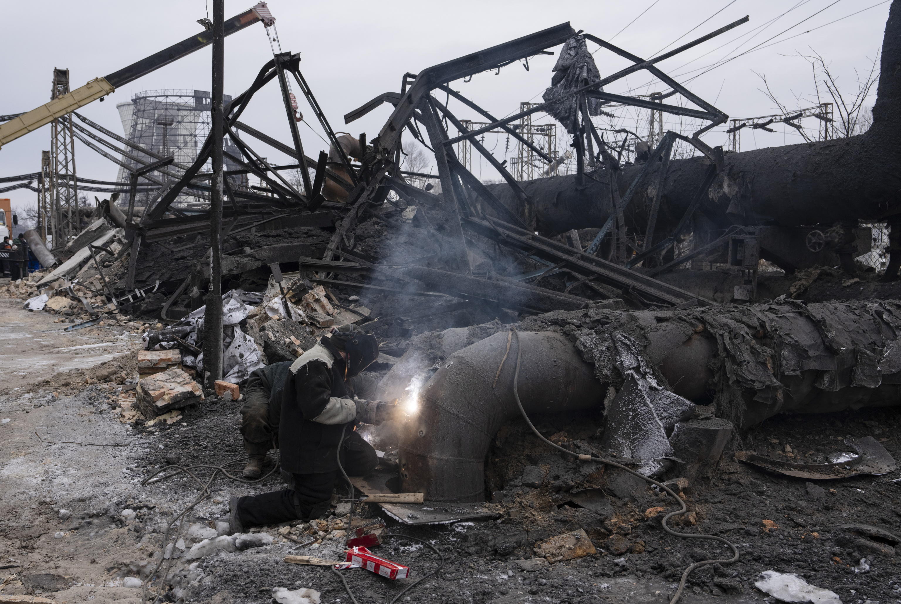 epaselect epa12704660 Ukrainian workers repair pipes at a compound of Darnytsia Thermal Power Plant which was damaged by recent Russian missile and drone strikes in Kyiv, Ukraine, 04 February 2026, amid the ongoing Russian invasion.  EPA/STRINGER