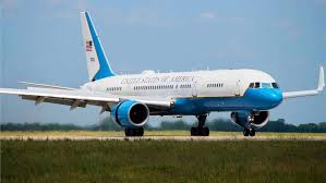 J. D. Vance atterra a Malpensa, ex campioni e cibo made in Usa: via alla super missione americana