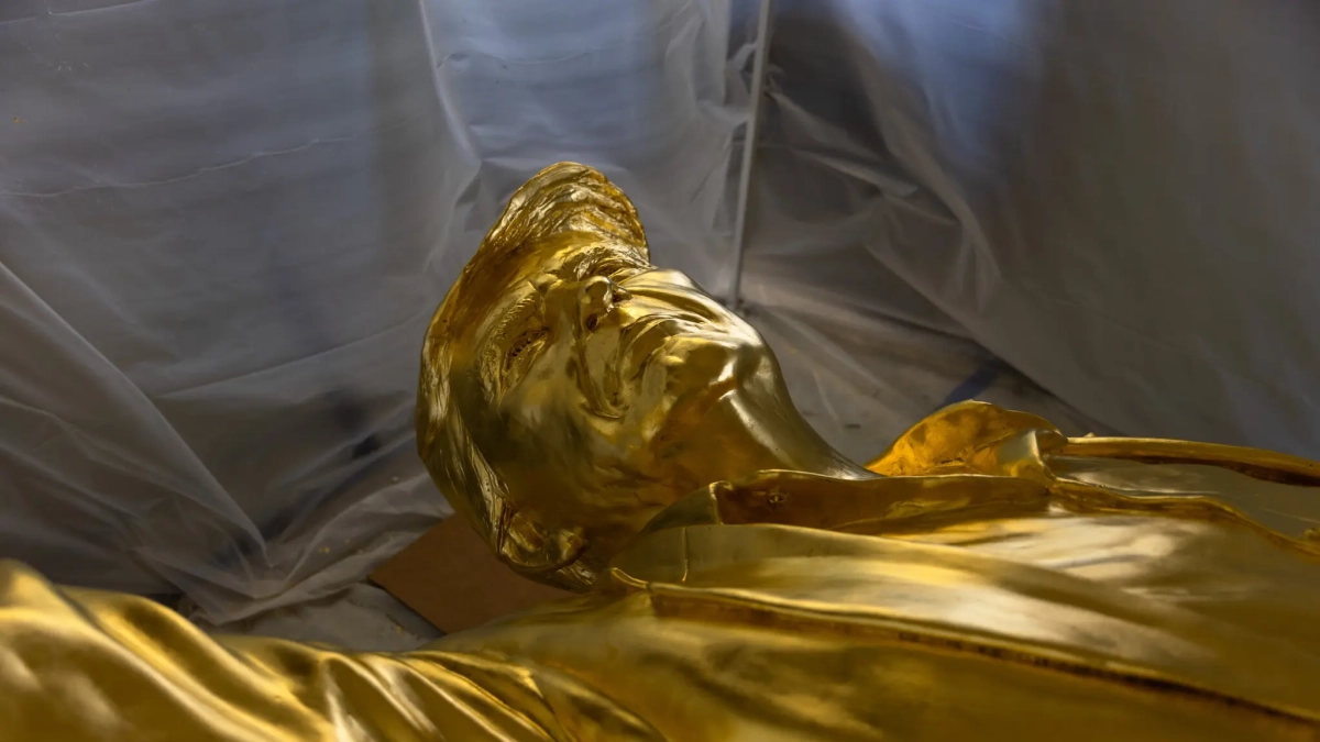 Una statua d’oro di Trump, alta 4 metri e mai pagata, è diventata il ritratto della volatilità delle criptovalute