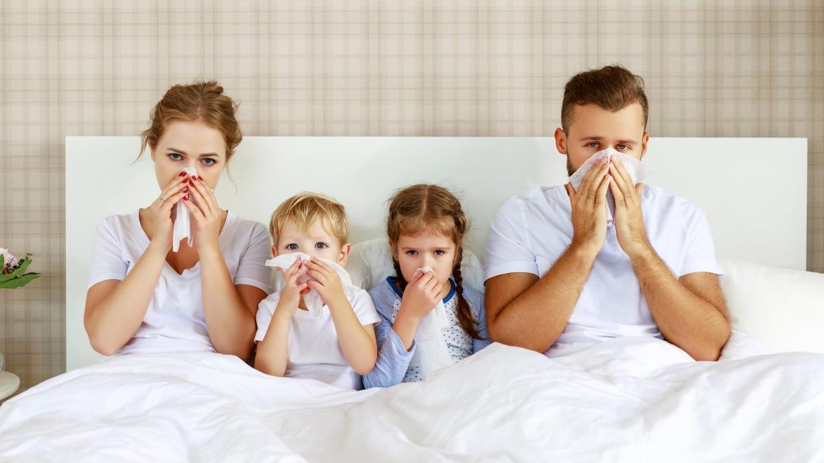 Prendere il raffreddore aumenta le probabilità di avere anche l'influenza? Cosa dice la scienza