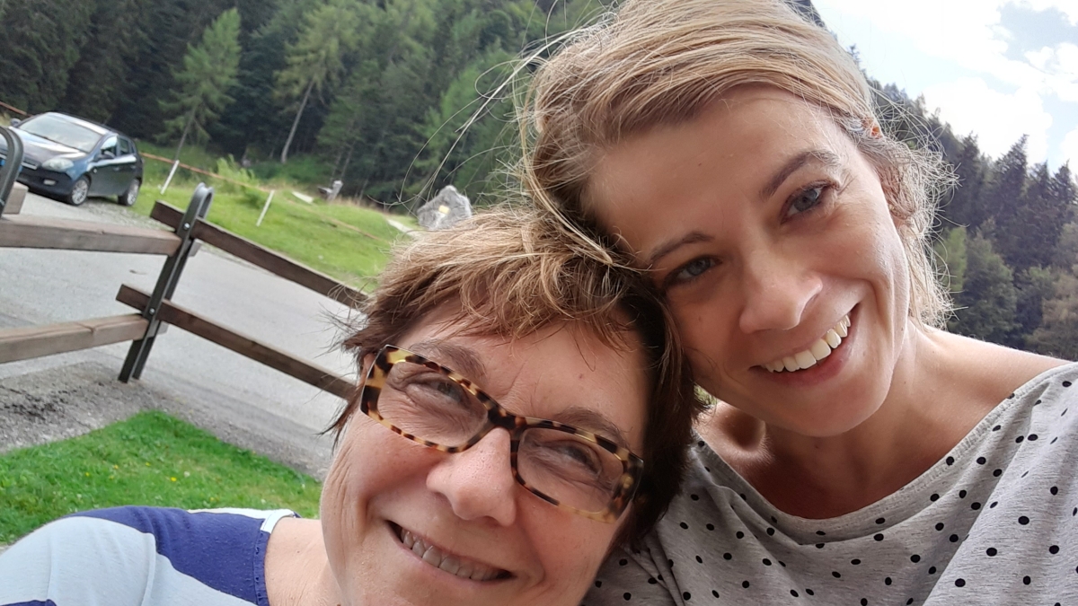 Diritti Lgbt+, i giudici riconoscono la madre intenzionale dopo la morte: è la prima volta in Italia. Ora le figlie potranno avere la pensione di reversibilità