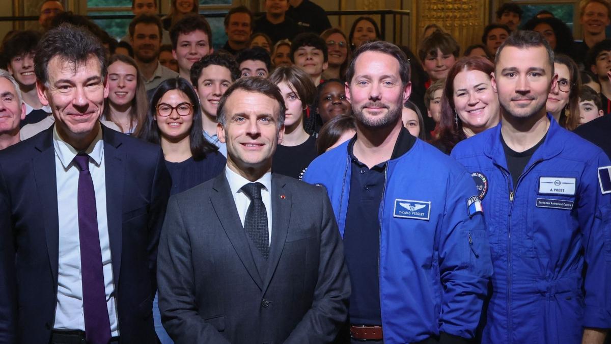 Macron assente alla cerimonia di apertura di Milano Cortina 2026. L'Eliseo: «Non vuole sedersi accanto a JD Vance? Impegni pregressi»
