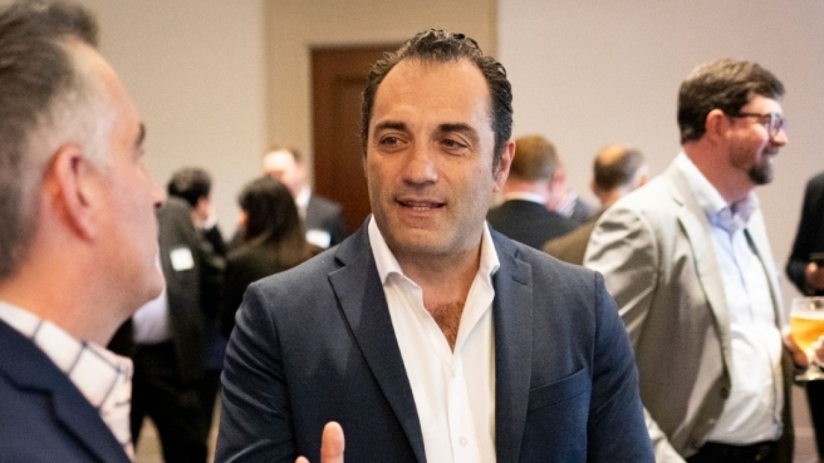 Stellantis, il cambio di rotta sull’elettrico costa 22 miliardi nel 2025: stop al dividendo nel 2026 e il titolo crolla in Borsa