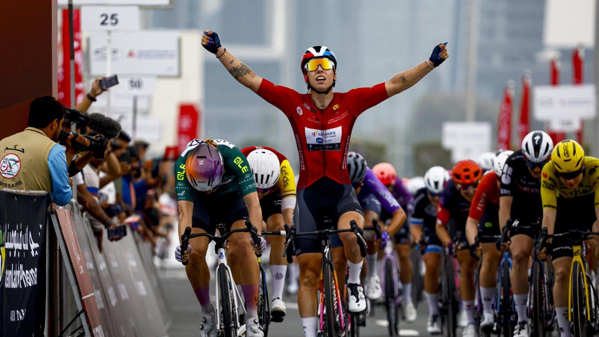 Uae Tour donne, tripletta di Lorena Wiebes. Ora salita per Longo Borghini