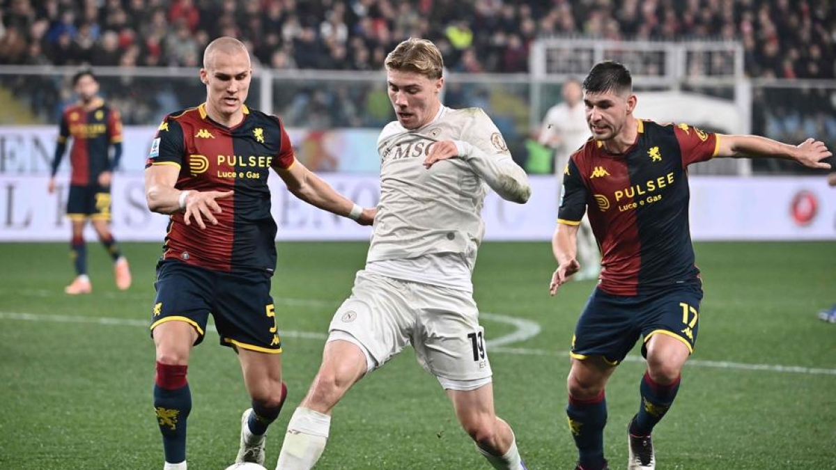 Genoa-Napoli 2-3, gli azzurri in 10 fanno festa con il rigore di Hojlund al 95'