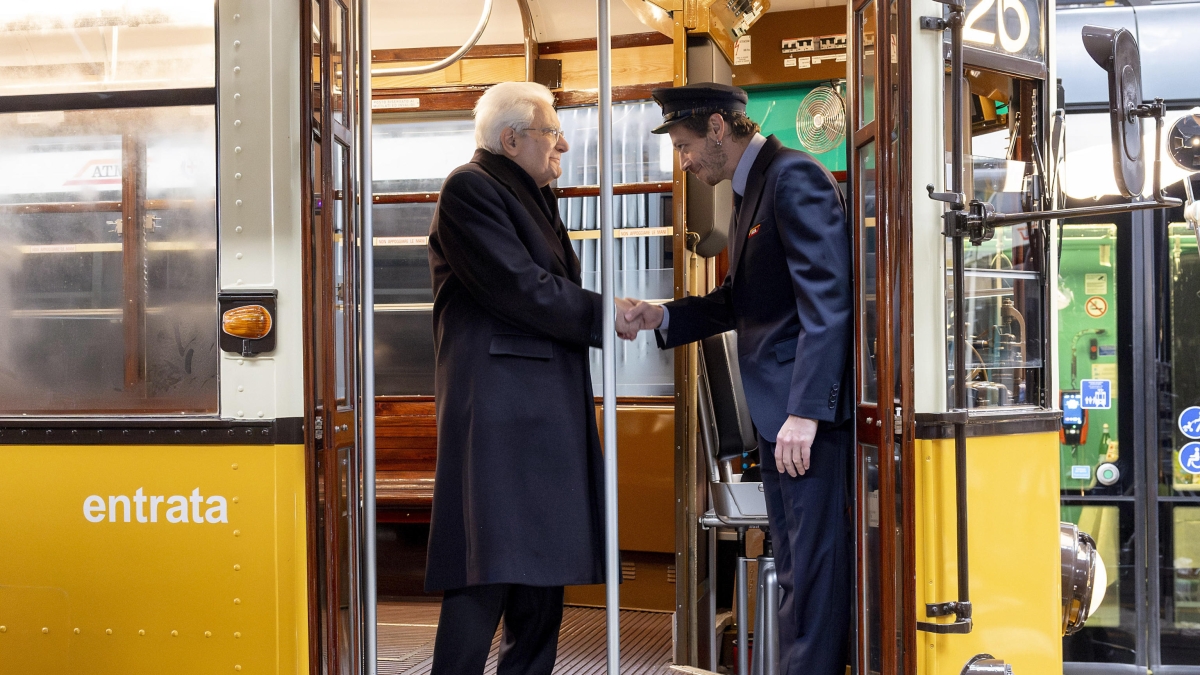 Milano, il viaggio in tram di Mattarella e Valentino Rossi: le scene girate nel deposito Atm, la «26» immaginaria e la controfigura del Presidente