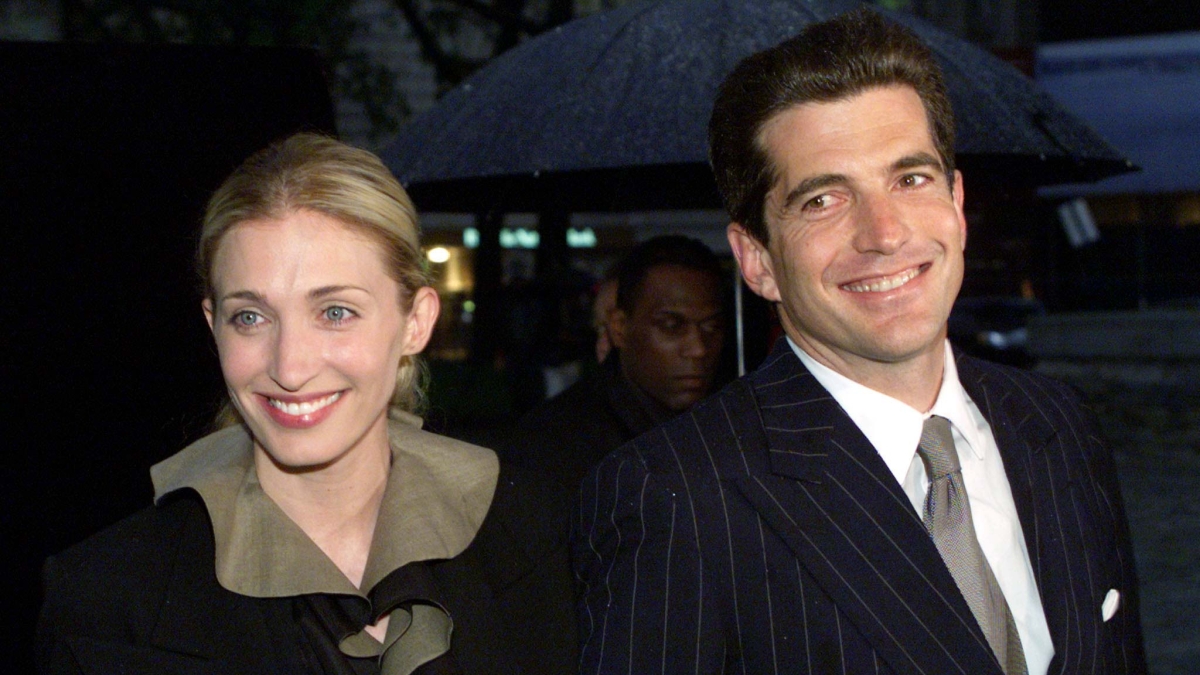 La storia di John John Kennedy e Carolyn Bessette diventa una serie tv: il colpo di fulmine, la lite al parco e il tragico incidente in aereo. «Cosa dovrei fare? Stai scappando da me»