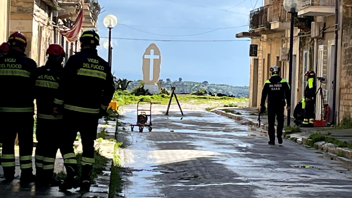 Niscemi, crolla anche la croce sul ciglio della frana. Musumeci: «Presto nuova visita della premier Meloni»