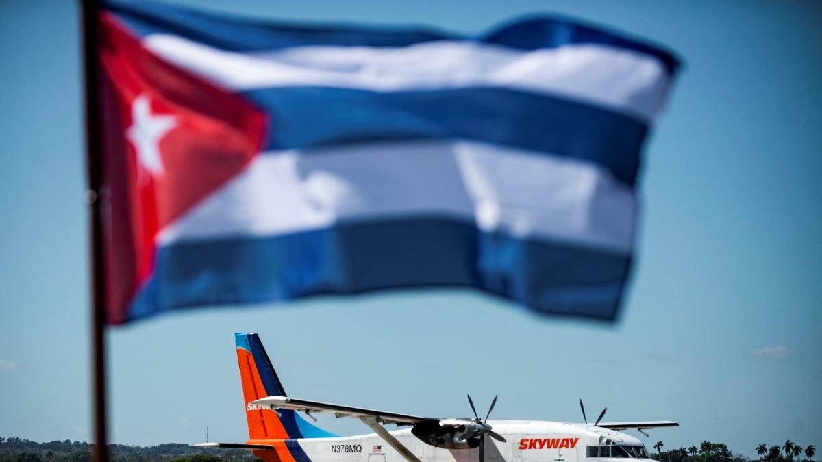 Cuba sempre più isolata: anche le compagnie canadesi fermano i voli per la mancanza di carburante. Turisti in fuga