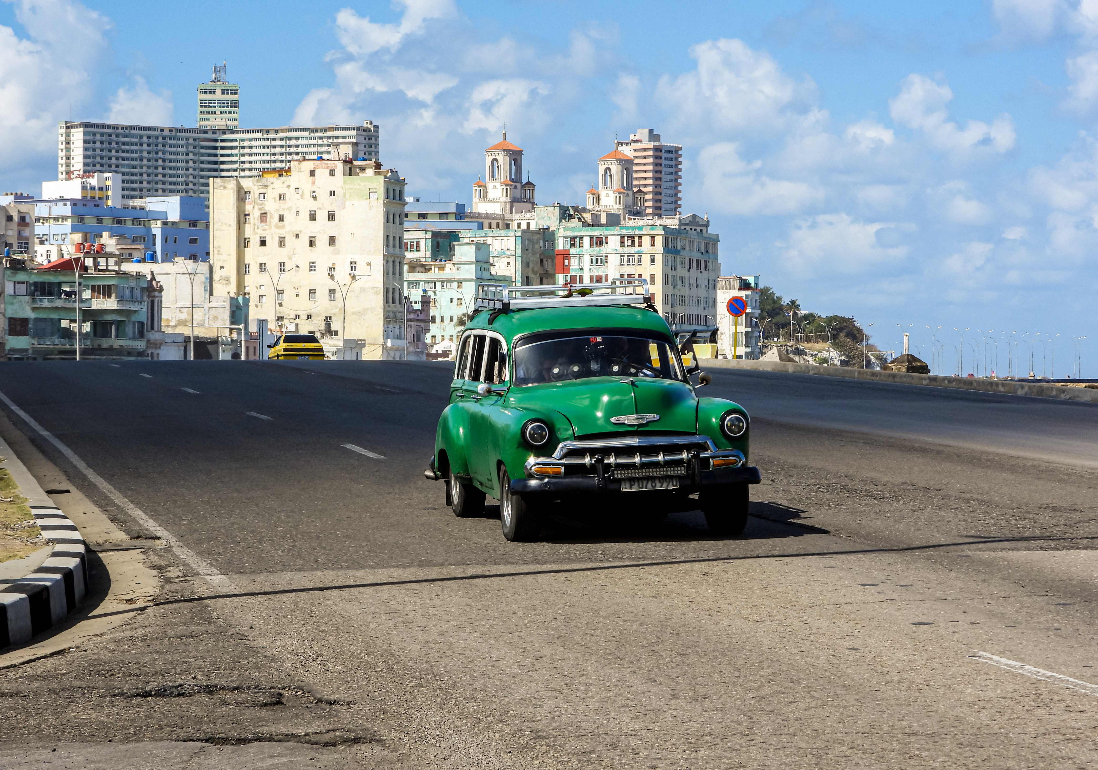 Cuba sempre più isolata: anche le compagnie canadesi fermano i voli per la mancanza di carburante. Turisti in fuga