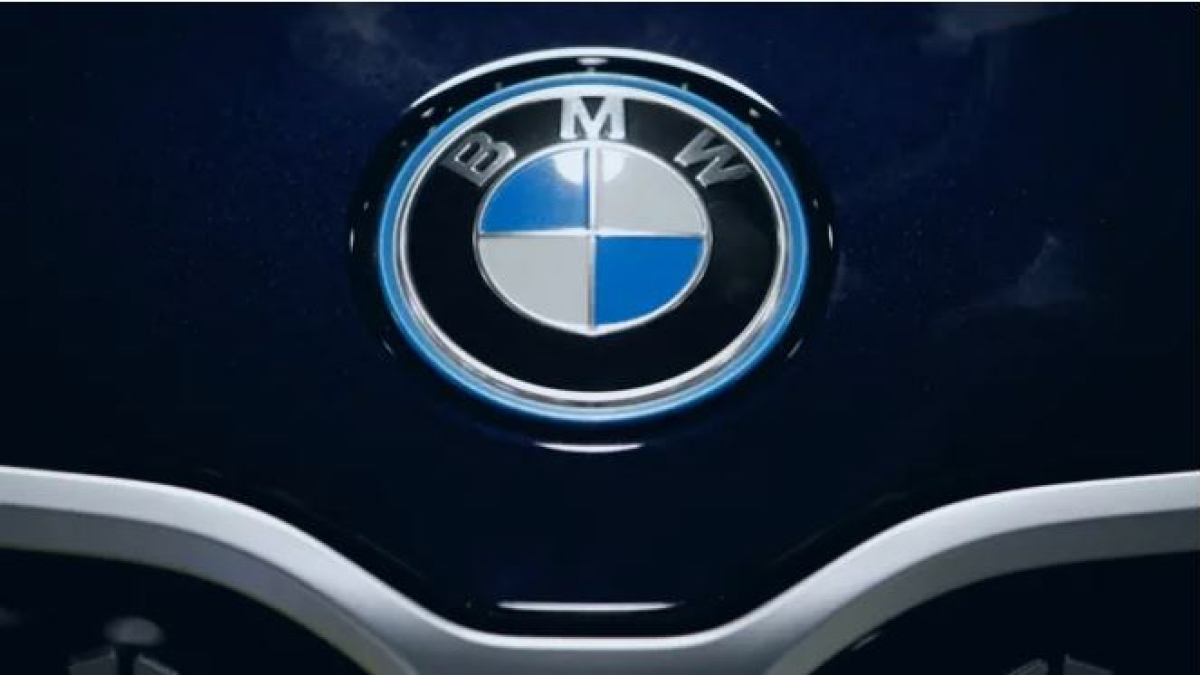 Bmw richiama mezzo milione di auto nel mondo per rischio incendio: problema al motorino di avviamento